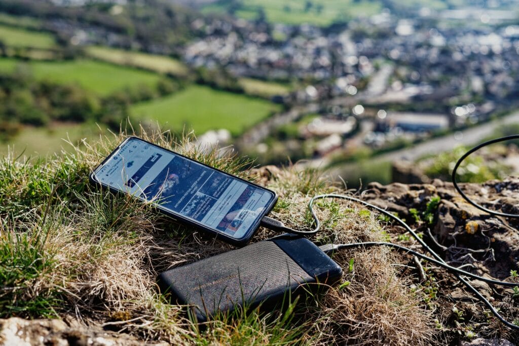 WCM01063 DxO Poweradd power bank charging a Samsung S20 Ultra in a field